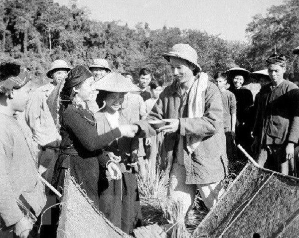 Chủ tịch Hồ Chí Minh đến thăm nông dân tỉnh Bắc Kạn đang thu hoạch lúa mùa, năm 1950. Ảnh: Tư liệu TTXVN