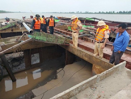 Ninh Bình: Mật phục bắt quả tang 3 tàu khai thác cát trái phép trên sông Đáy