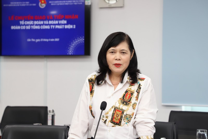 Đ/c Bùi Thị Trung Hà– Phó ban Tuyên giáo Đảng ủy EVN phát biểu tại buổi lễ