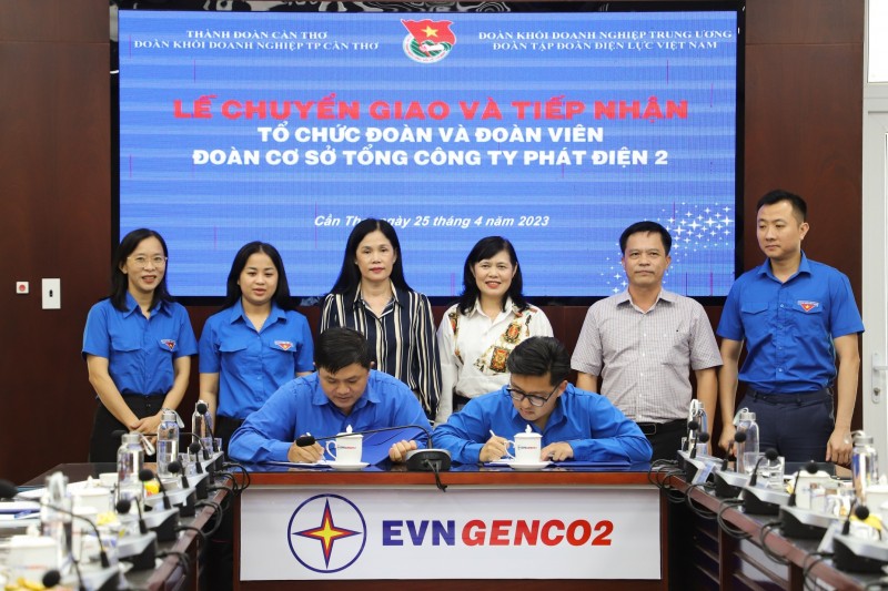 Đoàn khối Doanh nghiệp thành phố Cần Thơ và Đoàn Thanh niên EVN ký kết biên bản bàn giao