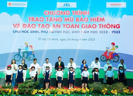 Honda Việt Nam trao tặng mũ bảo hiểm cho học sinh tiểu học tại TP. Hồ Chí Minh