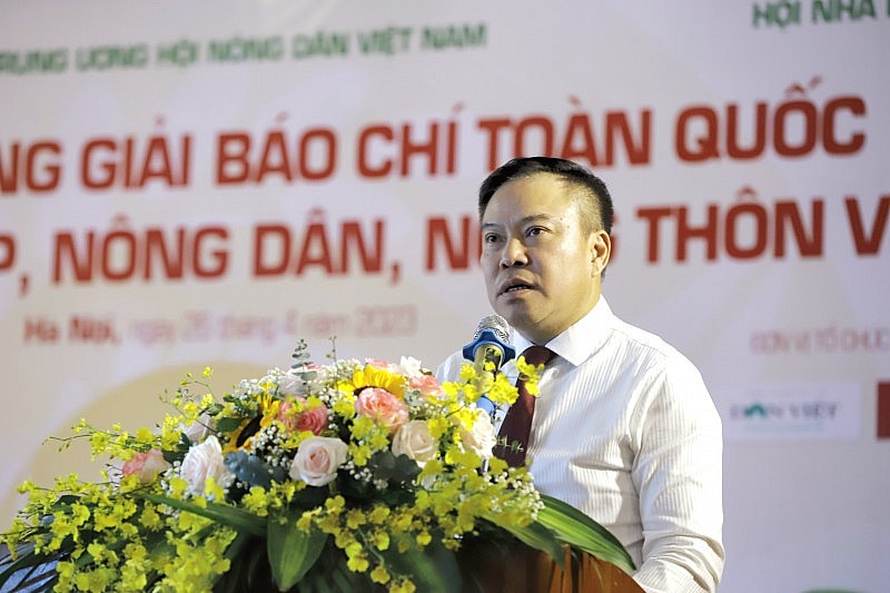 Nhà báo Lưu Quang Định, Tổng Biên tập Báo Nông thôn ngày nay phát biểu tại lễ phát động. 