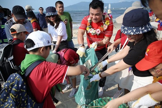 Diễn viên Lý Hùng chung tay làm sạch môi trường để “Biển Đà Nẵng mãi trong xanh”