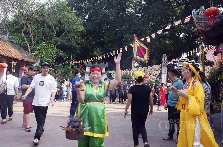 Hà Nội: Độc đáo trò chơi thổi cơm thi tại lễ hội chùa Láng