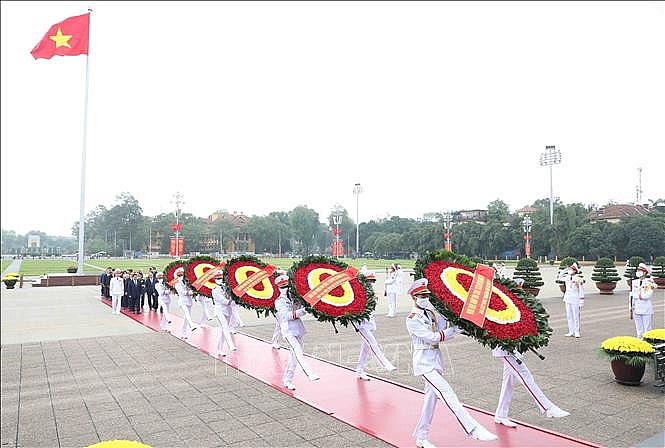Đoàn các đồng chí lãnh đạo Đảng, Nhà nước đặt vòng hoa và vào Lăng viếng Chủ tịch Hồ Chí Minh. 
