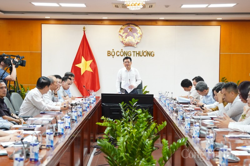 Bộ Công Thương, Bộ trưởng Nguyễn Hồng Diên đã chủ trì cuộc họp về bảo đảm nguồn cung xăng dầu cho thị trường trong nước năm 2023