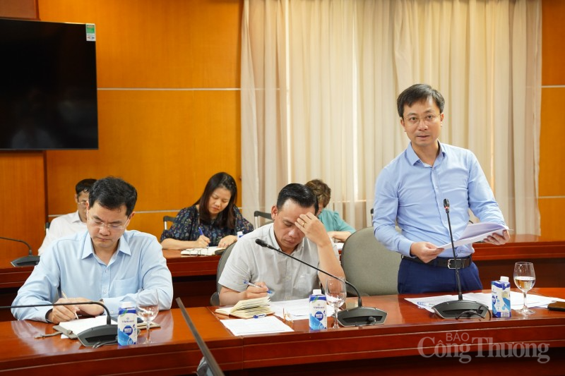 Vụ trưởng Vụ Thị trường trong nước Trần Duy Đông báo cáo tại cuộc họp
