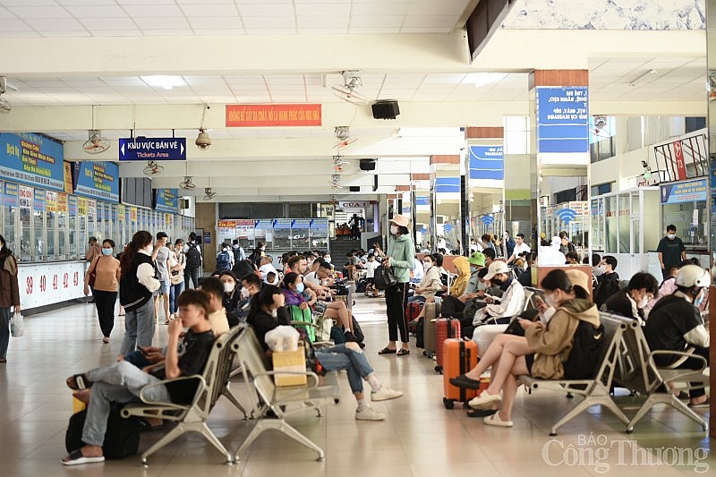 TP. Hồ Chí Minh: Bến xe, sân bay ùn ứ khi người dân đổ về quê nghỉ lễ