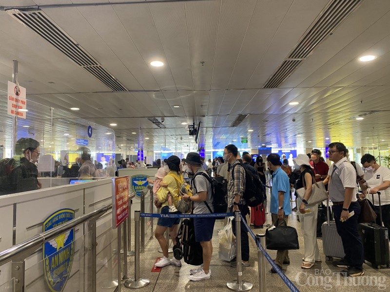 TP. Hồ Chí Minh: Bến xe, sân bay ùn ứ khi người dân đổ về quê nghỉ lễ