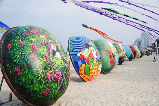 Biển Đà Nẵng rực rỡ sắc màu đón khách du lịch
