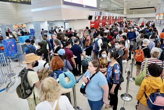 Lượng khách tăng cao, sân bay Nội Bài nâng mức kiểm soát an ninh hàng không