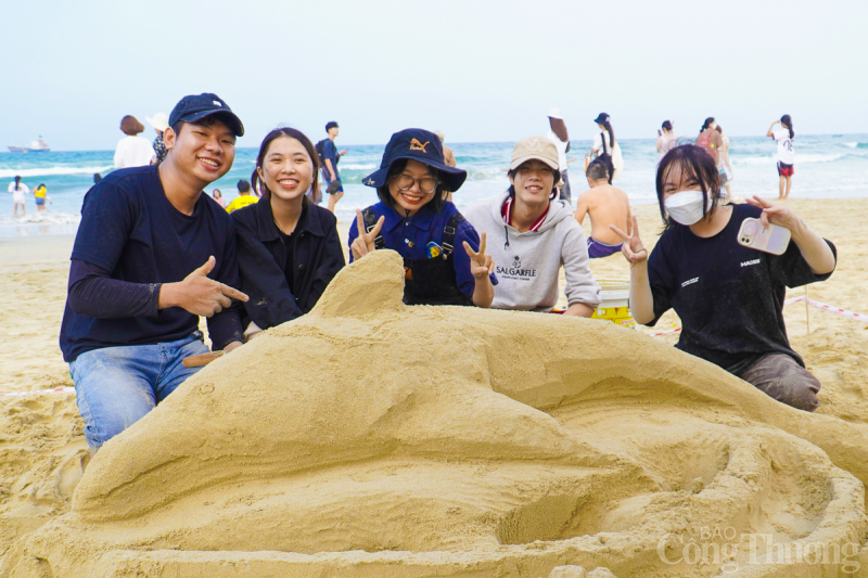 Độc đáo cuộc thi đắp tượng cát nghệ thuật bên bờ biển Đà Nẵng