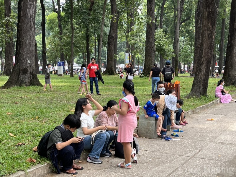 TP. Hồ Chí Minh: Các điểm vui chơi giải trí quá tải trong ngày 30/4