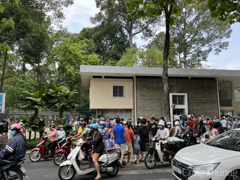 TP. Hồ Chí Minh: Các điểm vui chơi giải trí quá tải trong ngày 30/4