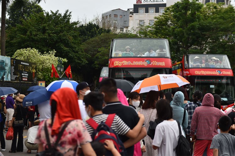 Người dân Hà Nội đội mưa trải nghiệm xe buýt 2 tầng miễn phí trong kì nghỉ lễ
