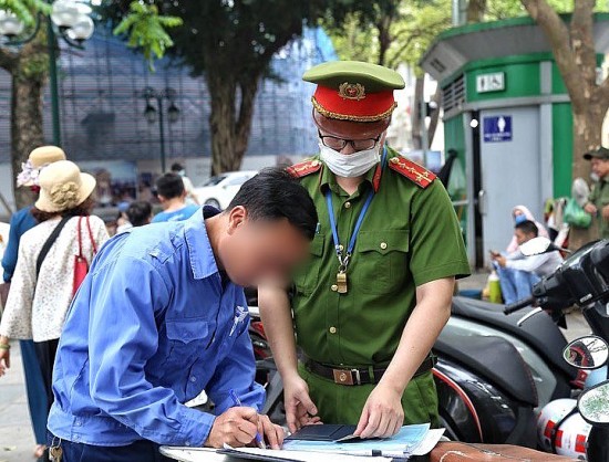 Bãi trông giữ xe tự phát "chặt chém" khách đi xe bus 2 tầng miễn phí