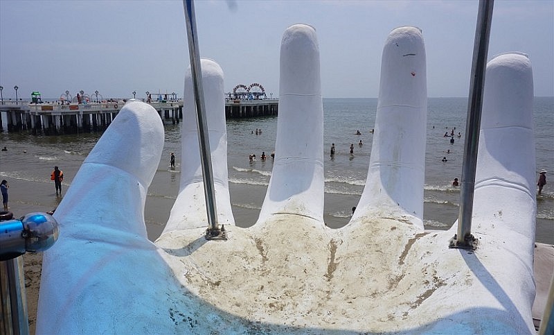 Thanh Hóa: Giải thích nguyên nhân bàn tay "khổng lồ" còn nham nhở trên bãi biển Hải Tiến