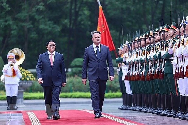 Thủ tướng Phạm Minh Chính và Thủ tướng Đại Công quốc Luxembourg Xavier Bettel duyệt Đội danh dự Quân đội nhân dân Việt Nam.