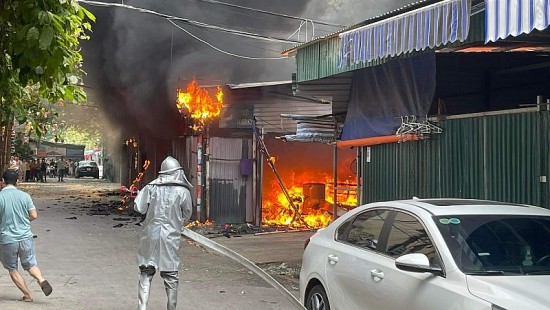 “Bà hỏa” viếng thăm bãi trông giữ xe nghi không phép ở Hà Nội