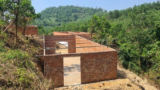 Tháo dỡ nhiều công trình xây dựng trái phép chờ đền bù ở Quảng Nam