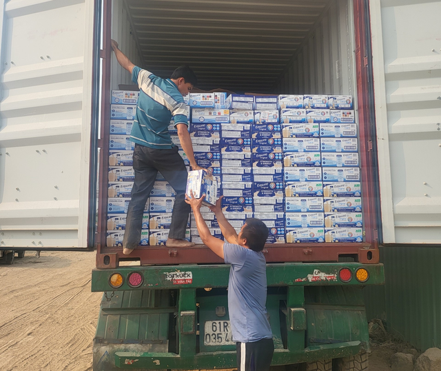 Bắt các đối tượng nhập lậu sữa từ Mỹ về Việt Nam