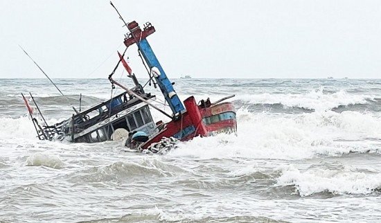 Thừa Thiên Huế: Lốc bất ngờ, 2 tàu cá gặp nạn lúc rạng sáng