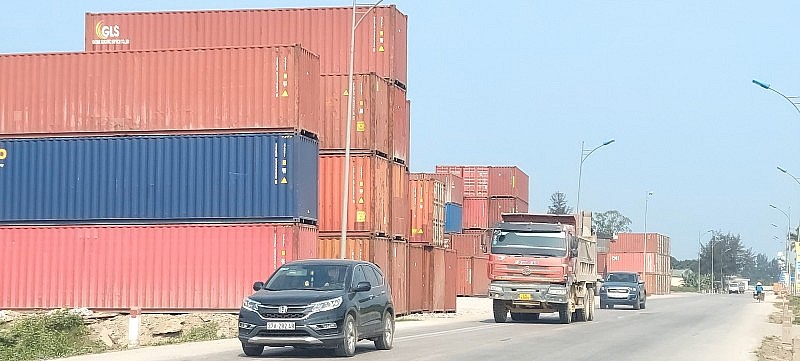 Nghệ An: Chính quyền bất lực với hành vi để container chiếm hành lang giao thông?