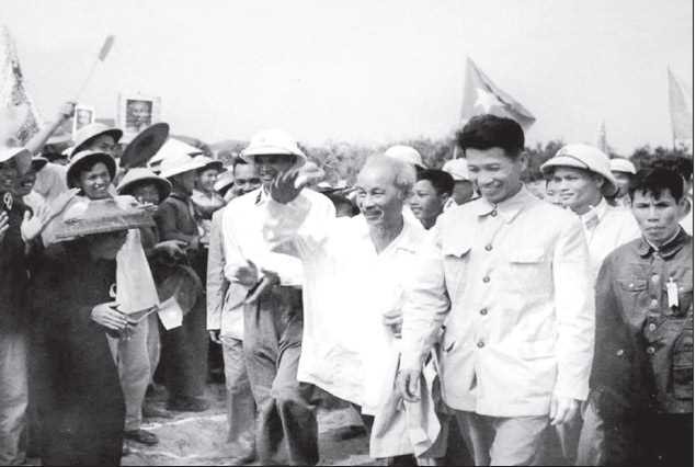 Nhân dân đảo Cô Tô đón Bác ra thăm đảo, ngày 9-5-1961. Ảnh tư liệu