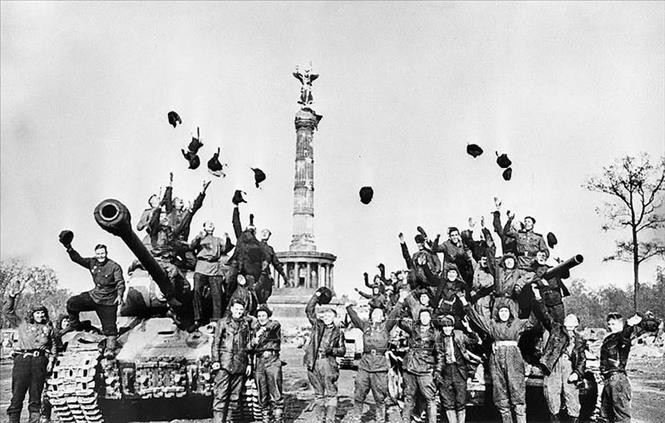 Các chiến sĩ Hồng quân Liên Xô vui mừng chiến thắng tại Berlin, ngày 9-5-1945, sau khi Đức chính thức ký tuyên bố đầu hàng Liên Xô và các nước đồng minh. Ảnh tư liệu