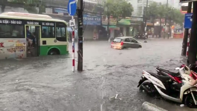 Đồng Nai: Mưa lớn gây ngập lụt, hơn 7.600 hộ dân mất điện