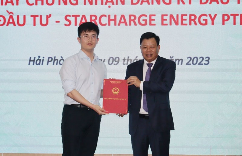 Trưởng Ban Quản lý Khu kinh tế Hải Phòng trao Giấy chứng nhận đăng ký đầu tư cho Nhà đầu tư Starcharge Energy Pte.Ltd. (Singapore)