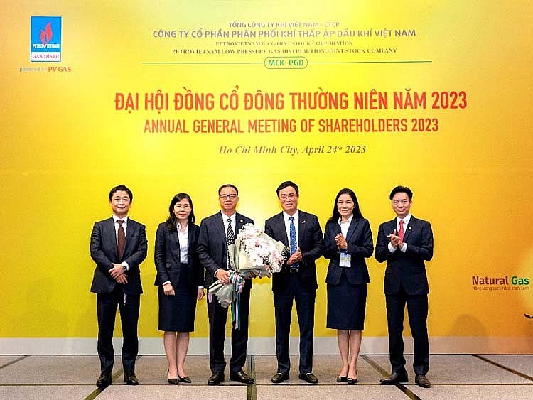 Ông Triệu Quốc Tuấn – Thành viên HĐQT PV GAS và các lãnh đạo PV GAS D tặng hoa tri ân đến ông Trần Trung Chính