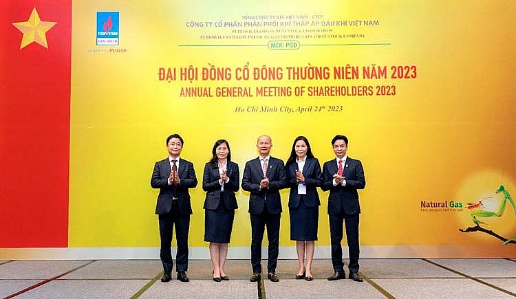 Ông Triệu Quốc Tuấn – Thành viên HĐQT PV GAS và các lãnh đạo PV GAS D tặng hoa tri ân đến ông Trần Trung Chính