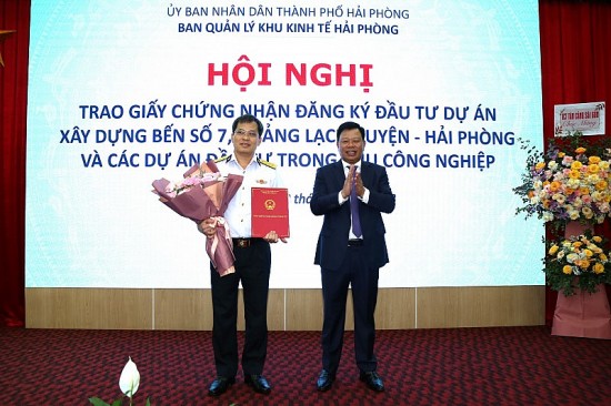 Tân Cảng Sài Gòn nhận Giấy chứng nhận đăng ký đầu tư dự án xây dựng bến số 7, 8