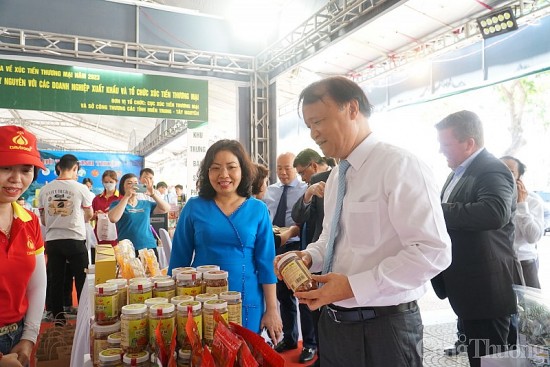 Thứ trưởng Đỗ Thắng Hải tham dự triển lãm sản phẩm tiêu biểu miền Trung - Tây Nguyên