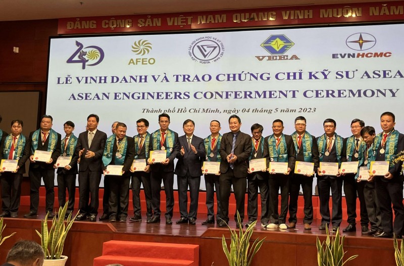 Tổng công ty Điện lực miền Trung có thêm 6 kỹ sư chuyên nghiệp ASEAN