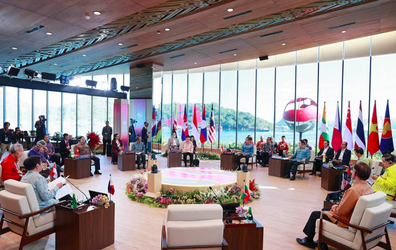 Trong khuôn khổ Hội nghị Cấp cao ASEAN 42, sáng 11/5, Thủ tướng Chính phủ Phạm Minh Chính đã cùng Lãnh đạo các nước dự phiên họp hẹp trao đổi về các vấn đề quốc tế và khu vực