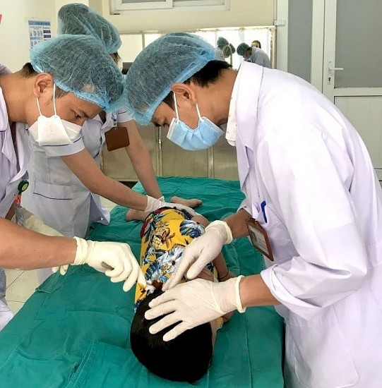 Thanh Hóa: Phẫu thuật thành công ca bệnh U tiểu não cho bệnh nhi người Lào