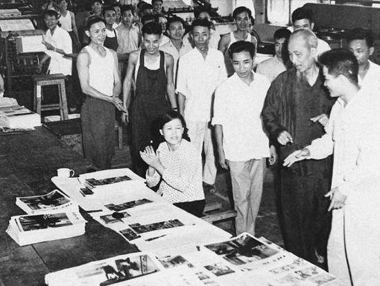 Ngày này năm xưa 13/5: Chủ tịch Hồ Chí Minh thăm cán bộ, công nhân Nhà máy in Tiến Bộ