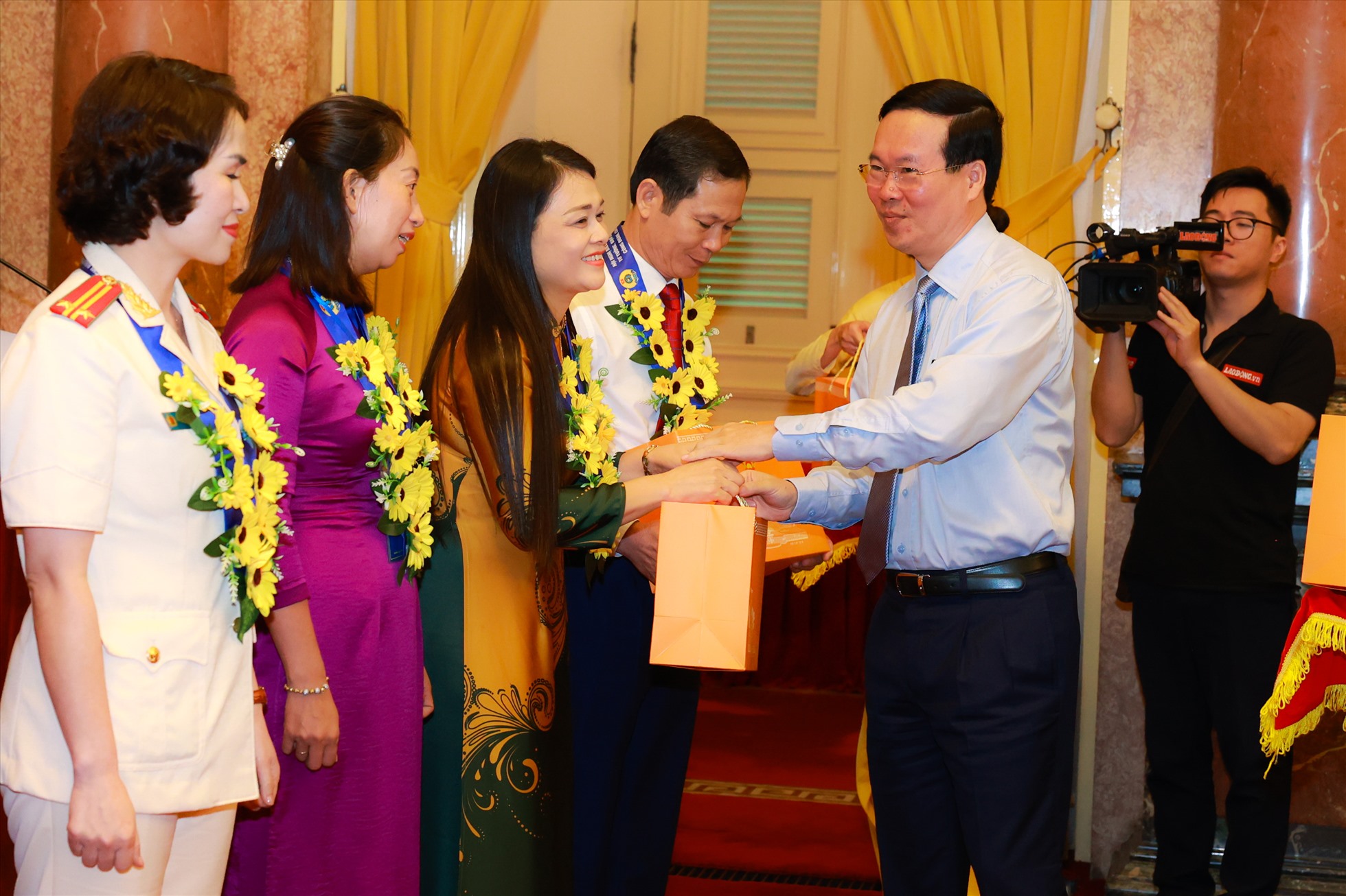 Chủ tịch nước Võ Văn Thưởng trao quà tới các điển hình tiên tiến. Ảnh: Hải Nguyễn