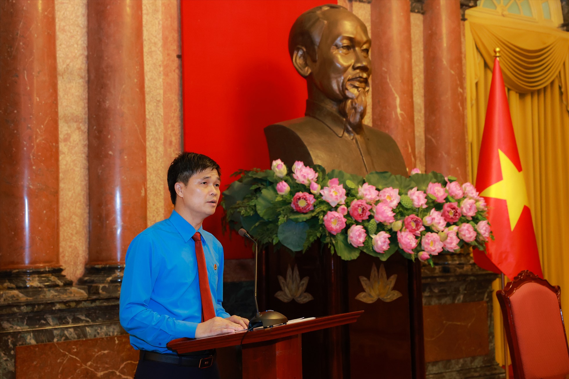 Phó Chủ tịch Tổng Liên đoàn Lao động Việt Nam Ngọ Duy Hiểu báo cáo với Chủ tịch nước một số kết quả nổi bật của các cấp công đoàn trong thực hiện Kết luận số 01-KL/TW và Chỉ thị số 05-CT/TW. Ảnh: Hải Nguyễn