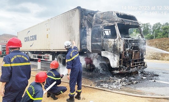 Thừa Thiên Huế: Điều tra nguyên nhân xe container bốc cháy dữ dội trên cao tốc Cam Lộ - La Sơn