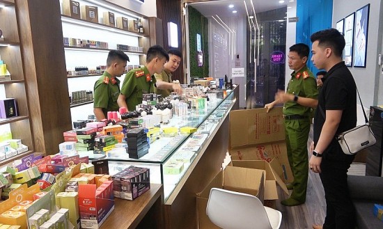 Thừa Thiên Huế: Tạm giữ hơn 1.000 sản phẩm, phụ kiện thuốc lá điện tử tại quán cà phê