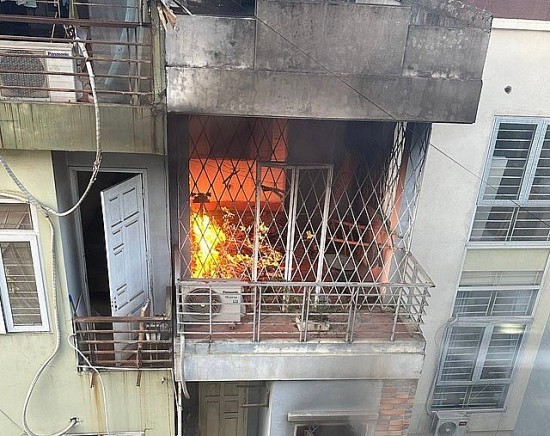 Cả gia đình thoát nạn trong vụ cháy nhà 4 tầng ở Hà Nội