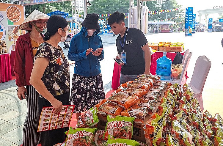 Người tiêu dùng Thủ đô tham quan mua sắm sản phẩm tại Hội chợ