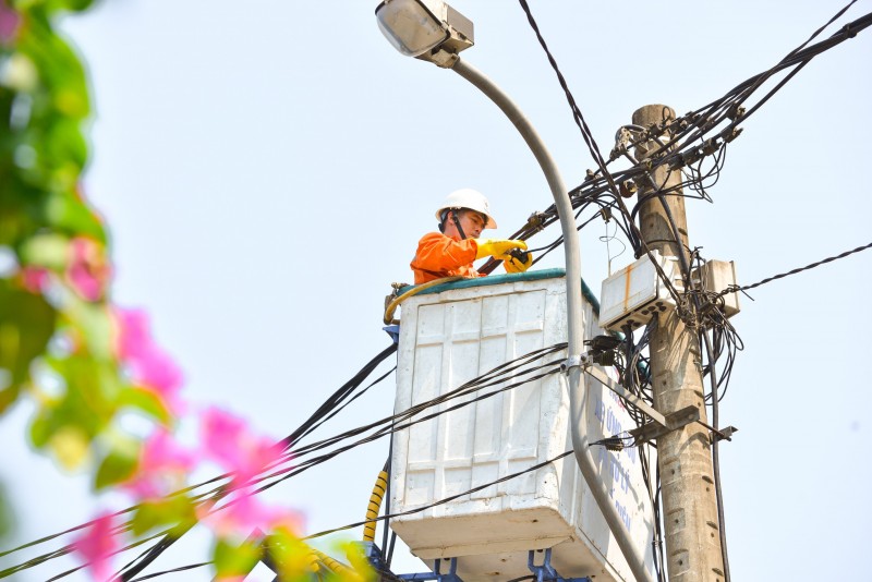 Đảm bảo lưới điện thông suốt cung ứng điện cho người dân trong mùa khô.