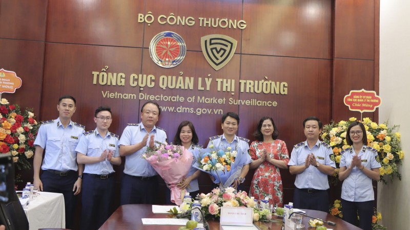 Chủ tịch Công đoàn Bộ Công Thương Việt Nam và Tổng Cục trưởng Tổng cục QLTT Trần Hữu Linh tặng hoa chúc mừng Ban Chấp hành Công đoàn Cơ quan Tổng cục Quản lý thị trường nhiệm kỳ 2023-2028 