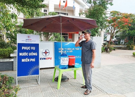 Ngành điện Thừa Thiên Huế: Phục vụ nước miễn phí “tiếp sức” cho người dân chống chọi nắng nóng