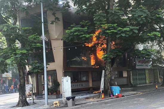 Điều tra nguyên nhân vụ cháy quán cà phê ở phố cổ Hà Nội