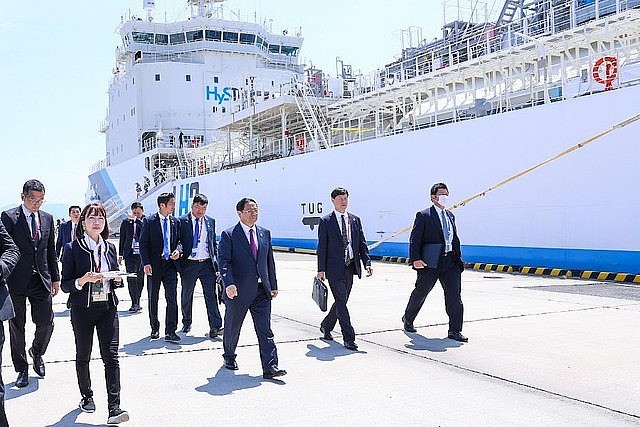 Thủ tướng Phạm Minh Chính tham quan con tàu vận chuyển hydro lỏng đầu tiên trên thế giới tại Hiroshima, Nhật Bản sáng 21.5. 